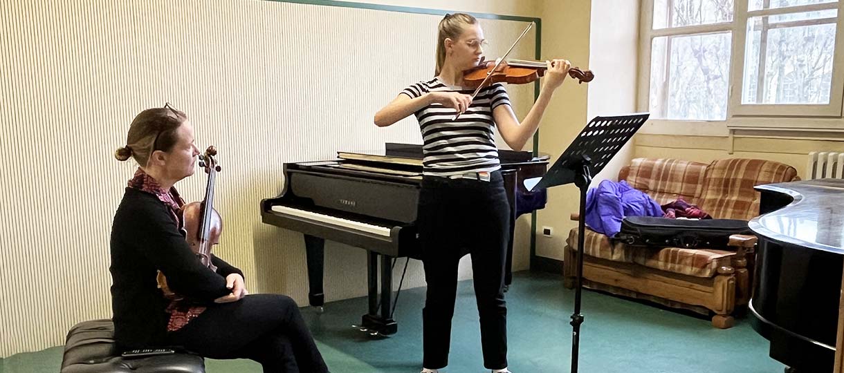 violin lessons taught by Lucy Hall at Accademia di Musica