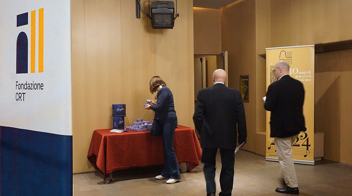 Concerto Primavera CRt e Accademia di Musica - Distribuzione tartufi Streglio al pubblico