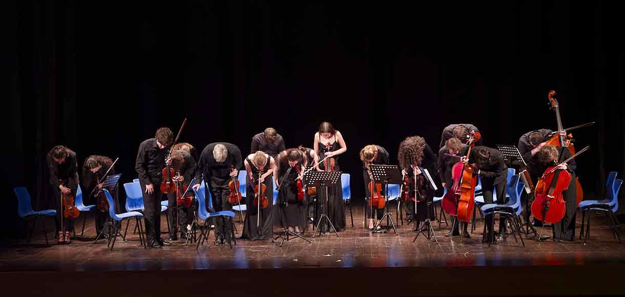 Orchestra da Camera Accademia con Alessandro Milani nell'inchino finale