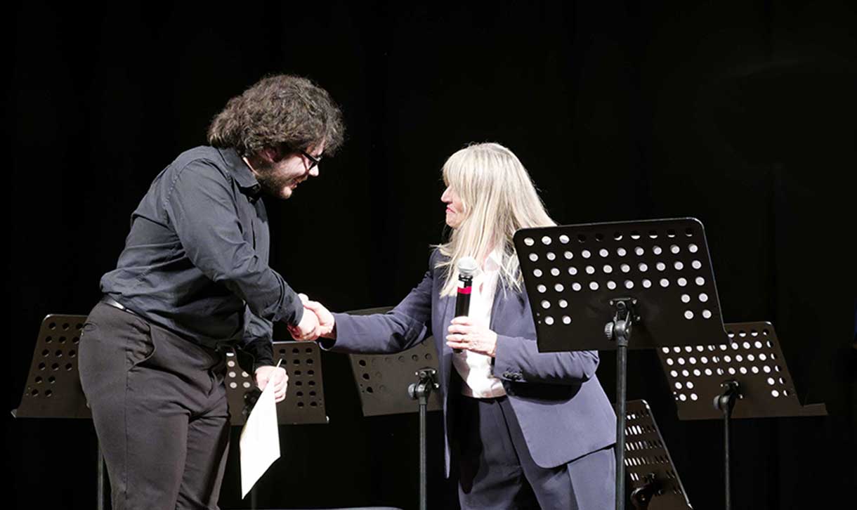 Castellani riceve la borsa di studio dell'Accademia di Musica da Laura Richaud - ph Giorgio Vergnano