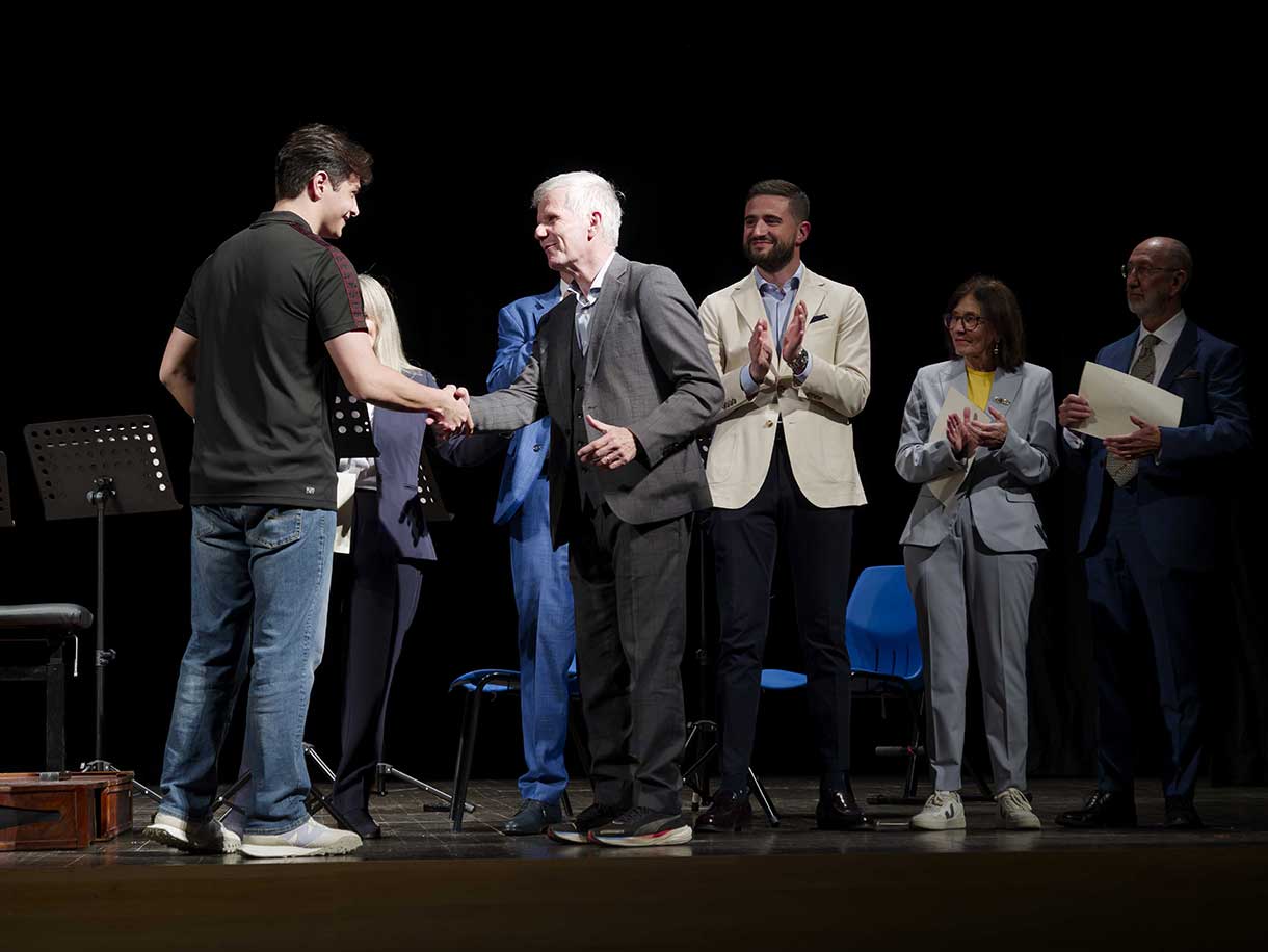 Giovanni Crisantemi riceve la borsa di studio Accademia di Musica da EMME 5 - ph Giorgio Vergnano