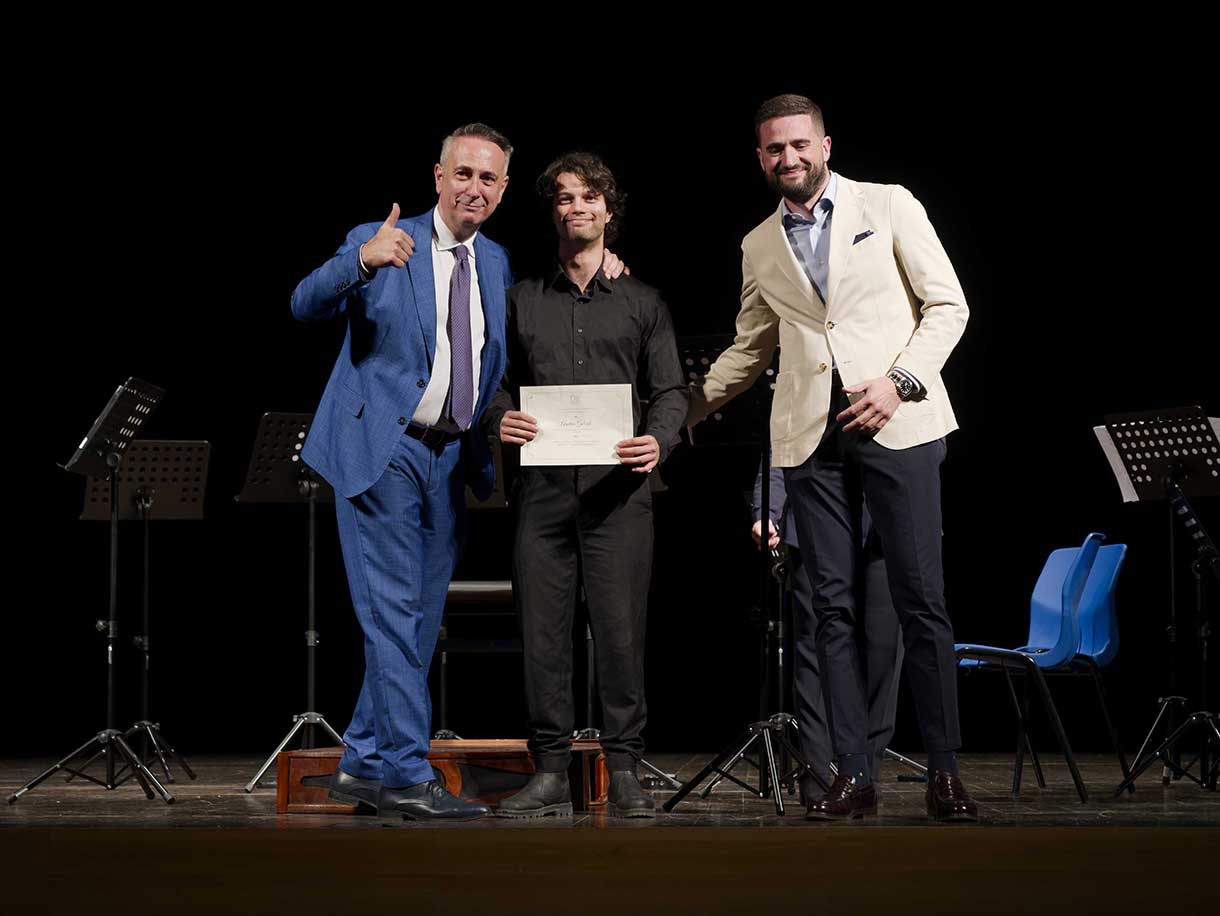 Andrea Gelgich riceve la borsa di studio dell'Accademia di Musica da &Plus - ph Giorgio Vergnano